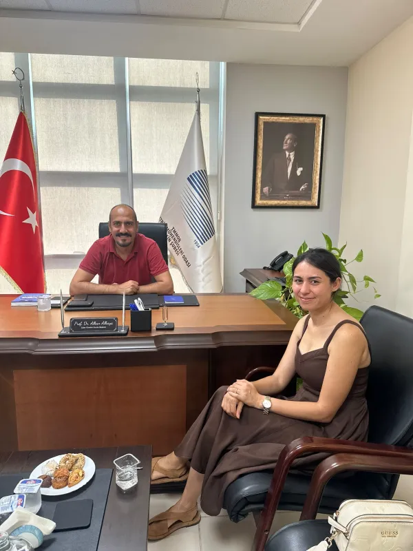 Üyemiz Miyase Tengilimoğlu, EMO Mersin Şube Başkanımız Prof. Dr. Alkan Alkaya’yı makamında ziyaret etti.
