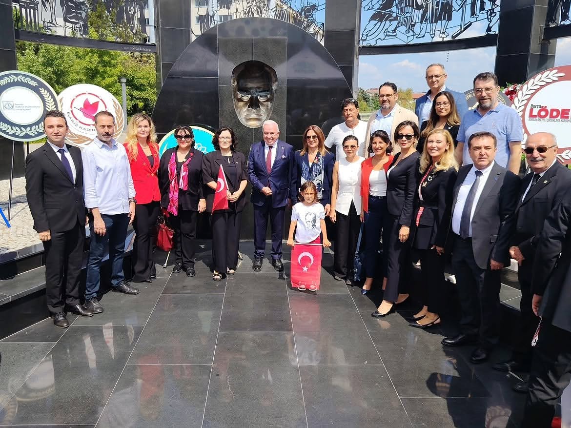 YÖNETİM KURULUMUZ 30 AĞUSTOS BÜYÜK ZAFER` İN 104. YIL DÖNÜMÜNDE ATATÜRK ANITINA ÇELENK SUNDU