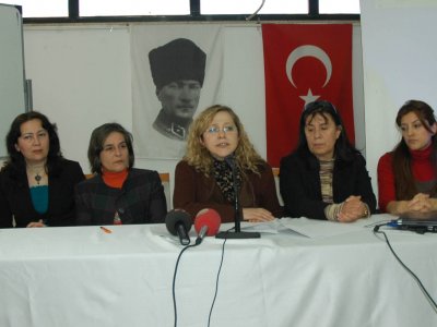 ANTALYA KADIN İNİSİYATİFİ- MESLEK ODALARI VE SENDİKALAR ADINA 
(AKİ-MOS) YÜRÜTME KURULU BASIN AÇIKLMASINI 9 MART TARİHİNDE BASININ KATILIMI İLE GERÇEKLEŞTİRDİ.