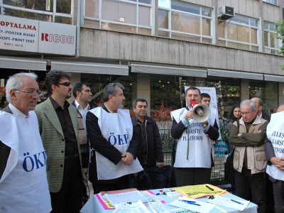 ÖZELLEŞTİRMELERE KARŞI TOPLU İMZA KAMPANYASI VE BİLDİRİ DAĞITIMI YAPILDI
