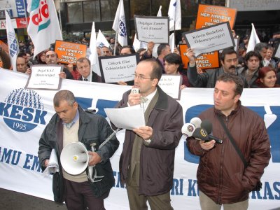 BÜYÜKŞEHİR BELEDİYESİ ÖNÜNDE DOĞALGAZ ZAMMI PROTESTOSU