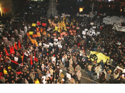 KRİZİN KARANLIĞINA MEŞALELİ YÜRÜYÜŞ
