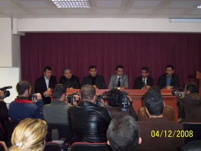 SEKRETERYASI ŞUBEMİZCE YÜRÜTÜLEN DİYARBAKIR İL KOORDİNASYON KURULU BİLEŞENLERİ TARAFINDAN `TMMOB HALKTAN YANA TAVRINI HER TÜRLÜ BASKIYA RAĞMEN SÜRDÜRMEYE DEVAM EDECEKTİR` KONULU BASIN AÇIKLAMASI DÜZENLENDİ.