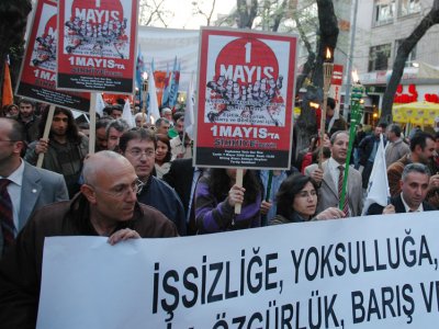 1 MAYIS KUTLAMALARI İÇİN MEŞALELİ YÜRÜYÜŞ DÜZENLENDİ