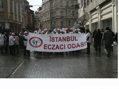 BİNLERCE ECZACI TAKSİM MEYDANINDAYDI