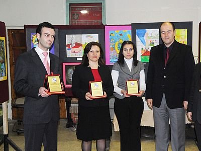 EMO ZONGULDAK İL TEMSİLCİLİĞİMİZİN İLK PERSONELİ ASUDE AĞARTAN'IN ANISINA ARMAĞAN EDİLEN 2.RESİM VE ÖYKÜ YARIŞMALARIMIZIN ÖDÜL TÖRENİ 14 OCAK 2010 PERŞEMBE GÜNÜ MADEN MÜHENDİSLERİ ODASI ZONGULDAK ŞUBESİ LOKALİNDE GERÇEKLEŞTİRİLDİ.