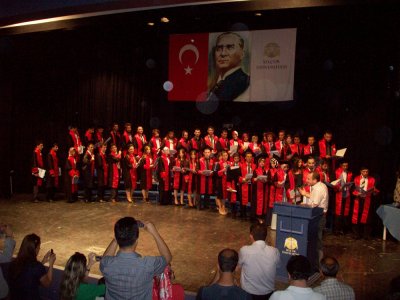SELÇUK ÜNİVERSİTESİ BİLGİSAYAR MÜHENDİSLİĞİ BÖLÜMÜ`NDE MEZUNİYET SEVİNCİ