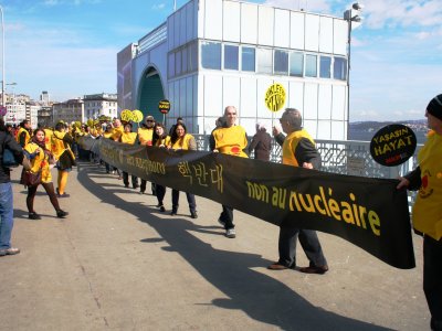 İSTANBUL NKP, FUKUŞİMA FACİASINA İNSAN ZİNCİRİ OLUŞTURDU