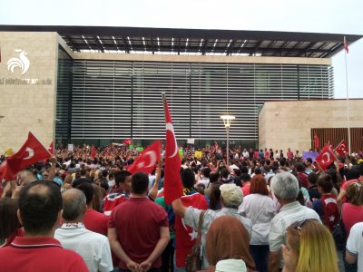TÜRKİYE, AKP FAŞİZMİNE DİRENİYOR