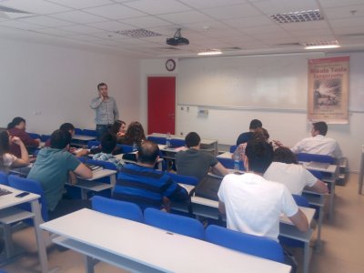 İZMİR ÜNİVERSİTESİ`NDE EMO GENÇ TOPLANTISI