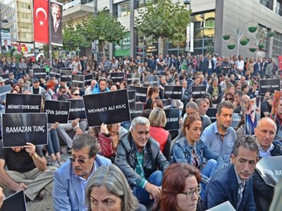 ANKARA KATLİAMININ 7. GÜNÜNDE SAKARYA MEYDANINDA OTURMA EYLEMİ DÜZENLENDİ