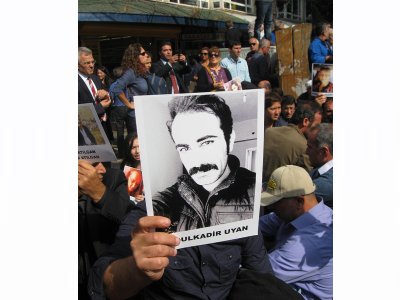 10 EKİM KATLİAMINI PROTESTO İÇİN SAKARYA CADDESİNDE  OTURMA EYLEMİ DÜZENLENDİ