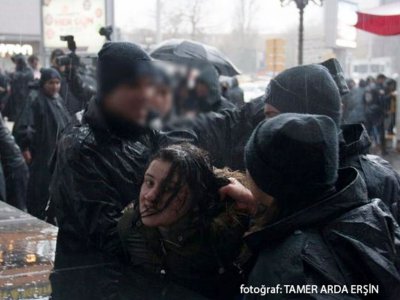 ANKARA`DA KADINLARIN EYLEMİNE POLİS MÜDAHALESİ