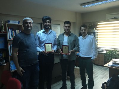 EMO SAKARYA TEMSİLCİLERİ TARAFINDAN MÜHENDİSLİĞE HAZIRLIK SEMİNERİ İLGİLİLERİNE PLAKET VERİLDİ