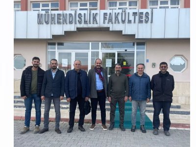 13. DÖNEM ŞUBE YÖNETİM KURULUMUZ VE KARAMAN İL TEMSİLCİLERİMİZLE BİRLİKTE KARAMANOĞLU MEHMETBEY ÜNİVERSİTESİ ELEKTRİK ELEKTRONİK MÜHENDİSLİĞİ BÖLÜM BAŞKANI DOÇ. DR. AHMET KAYABAŞI VE ÖĞRETİM ÜYESİ DOÇ. DR. SELAMİ BALCI`YI ZİYARET ETTİK.