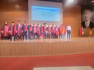 KARAMANOĞLU MEHMETBEY ÜNİVERSİTESİ MEZUNİYET TÖRENİNE KATILAN EMO MERSİN ŞUBE BAŞKANIMIZ DOÇ. DR. ALKAN ALKAYA, ELEKTRİK ELEKTRONİK MÜHENDİSLİĞİ BÖLÜM BİRİNCİSİNE BAŞARI BELGESİNİ TAKTİM ETTİ.