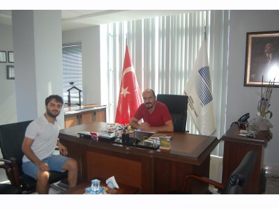 MERSİN ÜNİVERSİTESİ ELEKTRİK ELEKTRONİK MÜHENDİSLİĞİ BÖLÜMÜNDEN YENİ MEZUN OLAN DEĞERLİ MESLEKTAŞIMIZ ZEKİ MURAT ŞİMŞEK EMO MERSİN ŞUBEMİZE ÜYE OLDU VE ŞUBE BAŞKANIMIZ ALKAN ALKAYA`YI ZİYARET ETTİ.