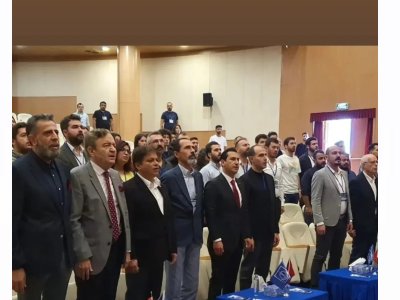 11 KASIM 2023 TARİHİNDE YENİŞEHİR BELEDİYESİ ATATÜRK KÜLTÜR MERKEZİ`NDE MAKİNE MÜHENDİSLERİ ODASI MERSİN ŞUBESİ TARAFINDAN DÜZENLENEN GÜNEŞ ENERJİSİ SİSTEMLERİ SEMPOZYUM VE SERGİSİ`NE ŞUBE BAŞKANIMIZ ALKAN ALKAYA KATILIM SAĞLADI.