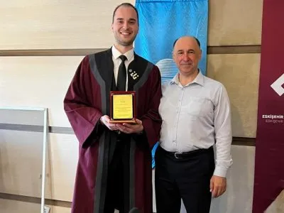 ESKİŞEHİR TEKNİK ÜNİVERSİTESİ MÜHENDİSLİK-MİMARLIK FAKÜLTESİNDE GERÇEKLEŞEN MEZUNİYET TÖRENİNDE ELEKTRİK-ELEKTRONİK MÜHENDİSLİĞİ MEZUNLARINA ROZET TAKILDI