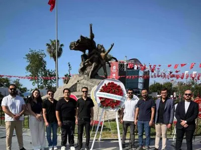 19 MAYIS ATATÜRK`Ü ANMA GENÇLİK VE SPOR BAYRAMI ÇELENK SUNMA TÖRENİNE KATILIM SAĞLANDI